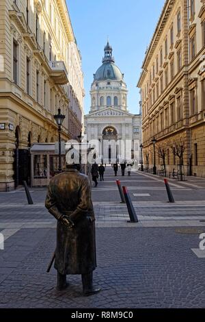 Ungarn, Budapest, ein UNESCO Weltkulturerbe, das Fett Polizist Statue, Blick durch Zrinyi utca St. Stephen's in Pest Stockfoto