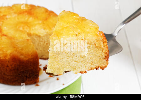 Stück Ananas auf den Kopf Kuchen. Flache konzentrieren. Stockfoto
