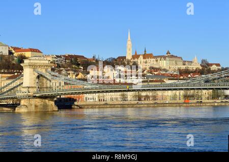 Ungarn, Budapest, ein UNESCO Weltkulturerbe, die Donau, die Kettenbrücke (Szechenyi Lanchid), gebaut im Jahre 1848 von dem britischen Ingenieur William Thierney Clark, als umgebaut gleich nach seiner Zerstörung im Jahre 1949, die Matthiaskirche und die Fischerbastei auf Buda Hil oder die Burg Hügel Stockfoto