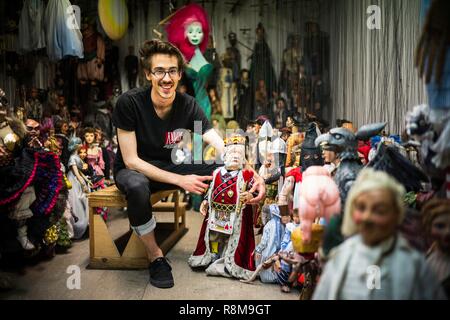 Österreich, Sazburg, Marionettentheater, Edouard Funk, Puppenspieler manipulater Stockfoto