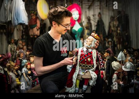 Österreich, Sazburg, Marionettentheater, Edouard Funk, Puppenspieler manipulater Stockfoto