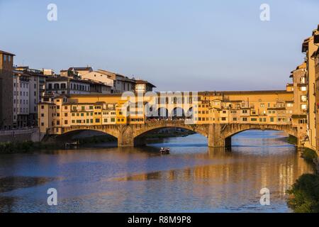 Italien, Toskana, Florenz, die historische Altstadt als Weltkulturerbe von der UNESCO, Vecchio, die älteste Brücke der Stadt aufgeführt, römische Zeit, überquert den Fluss Arno, ist es durch die Vasari Korridor, der Passage zu Medici Familie bietet vom Palazzo Pitti, die Uffizien und den Palazzo Vecchio gekrönt Stockfoto