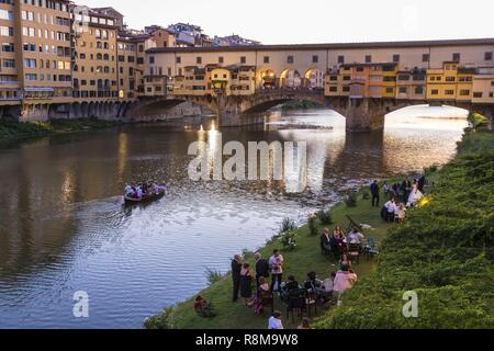 Italien, Toskana, Florenz, die historische Altstadt als Weltkulturerbe von der UNESCO, Vecchio, die älteste Brücke der Stadt aufgeführt, römische Zeit, überquert den Fluss Arno, ist es durch die Vasari Korridor, der Passage zu Medici Familie bietet vom Palazzo Pitti, die Uffizien und den Palazzo Vecchio gekrönt Stockfoto