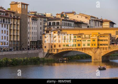 Italien, Toskana, Florenz, die historische Altstadt als Weltkulturerbe von der UNESCO, Vecchio, die älteste Brücke der Stadt aufgeführt, römische Zeit, überquert den Fluss Arno, ist es durch die Vasari Korridor, der Passage zu Medici Familie bietet vom Palazzo Pitti, die Uffizien und den Palazzo Vecchio gekrönt Stockfoto