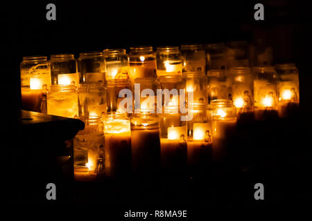 Kerzen in Gläsern Stockfoto