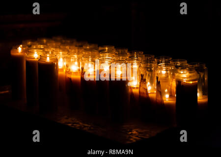 Kerzen in Gläsern Stockfoto