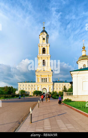 Diveevo, Russland - 11. Juni 2011: Pilger an der Heiligen Dreifaltigkeit Seraphim Diveevo Kloster von Diveevo in Russland. Stockfoto