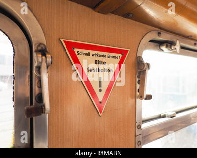 Schnell wirkende Bremse, Please festhalten (d. h. Schnell wirkende Bremse, bitte festhalten) auf vintage Deutsche Straßenbahn Stockfoto