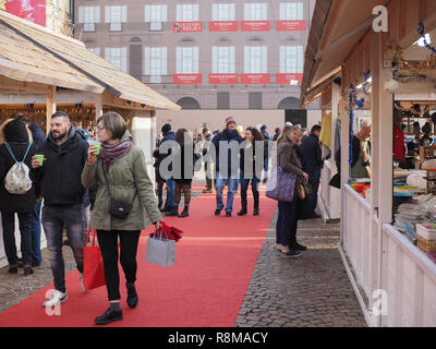 TURIN, Italien - ca. Dezember 2018: Menschen bei Weihnachtsmarkt Stockfoto