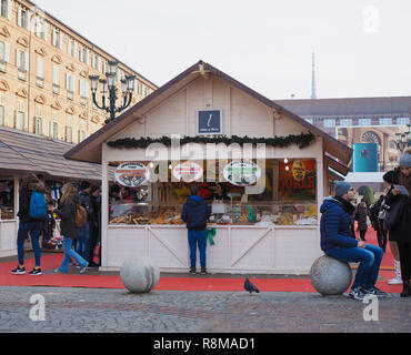 TURIN, Italien - ca. Dezember 2018: Menschen bei Weihnachtsmarkt Stockfoto