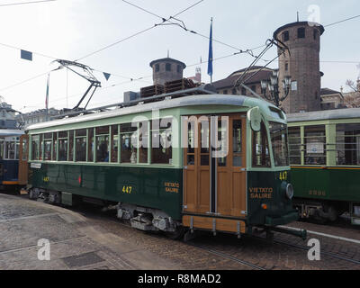 TURIN, Italien - ca. Dezember 2018: Vintage 447 Straßenbahn in Turin Trolley Festival Stockfoto