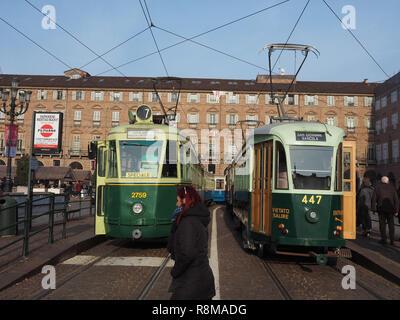 TURIN, Italien - ca. Dezember 2018: Vintage 2759 und 447 Straßenbahn in Turin Trolley Festival Stockfoto