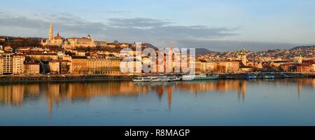 Ungarn, Budapest, ein UNESCO Weltkulturerbe, Saint-Mathias Kirche, Fischer die Fischerbastei, das Burgviertel, Reformierte Kirche am Ufer der Donau Stockfoto