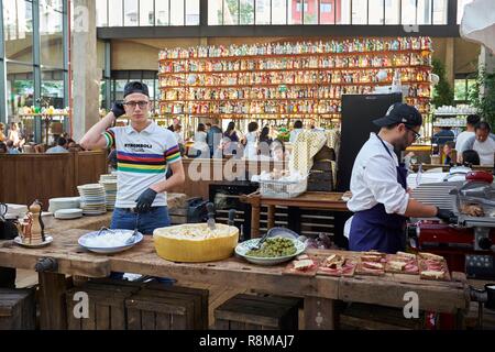 Frankreich, Paris, Nationalbibliothek von Frankreich (BNF) Bezirk, Restaurant La Felicita, Big Mama, mega Restaurant von 4500 m2 im Herzen der Station F, die gigantische Inkubator von Start-ups, Il Gran Aperitivo Stockfoto