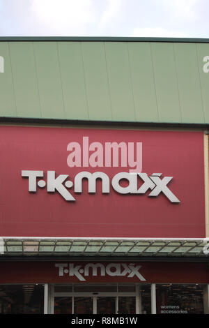 Zeichen und das Logo von t k Maxx im Stadtzentrum von Crawley West Sussex Stockfoto