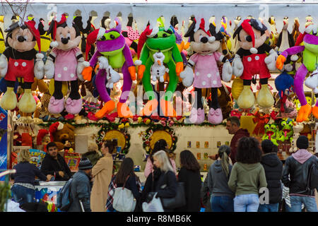 Lissabon, Portugal - ca. Dezember 2018: Leute, beim Karneval Spiel zu gewinnen Stofftier Preise Stockfoto