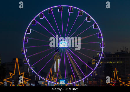 Lissabon, Portugal - ca. Dezember 2018: Riesenrad in der Weihnachtsmarkt in Lissabon in der Dämmerung Stockfoto