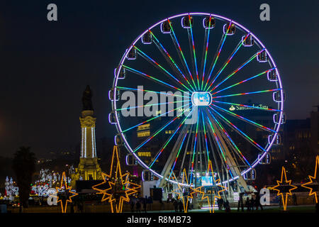 Lissabon, Portugal - ca. Dezember 2018: Grosse Riesenrad auf dem Weihnachtsmarkt in Lissabon Stockfoto