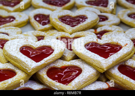 Cookies in Form von Herzen mit Marmelade Stockfoto