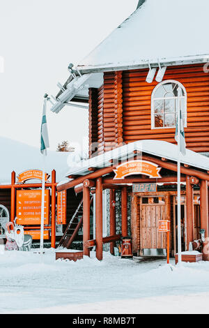 Rovaniemi, Finnland - 5. März 2017: Eingang in Santa Claus Holiday Village. Lappland, Finnland, im Winter. Bei Sonnenuntergang Stockfoto