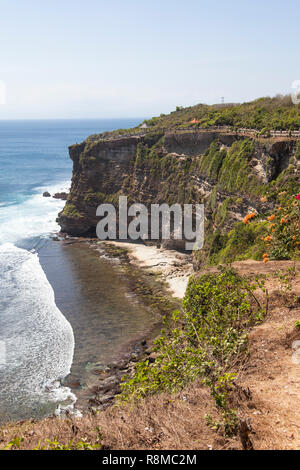 Die Klippen und das Meer in der Nähe des Uluwatu Tempel auf Bali, Indonesien. Stockfoto