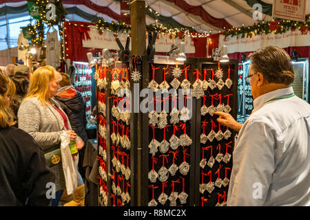 Bethlehem, PA, USA - Dezember 9, 2018: Käufer an der Christkindlmarket Blick für Geschenke. Der Weihnachtsmarkt ist an Stahl Stacks, einem großen Campus Stockfoto