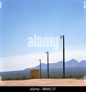 Drei Laternen in der Wüste an einer verlassenen Ort mit kleinen Strom Haus Stockfoto