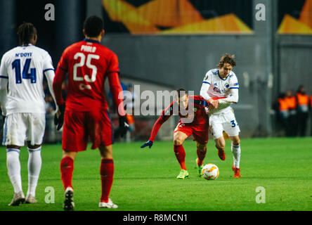 Dänemark, Kopenhagen - Dezember 13rd 2018. Rasmus Falk 33) des FC Kopenhagen und Nicolas de Preville (12) von Bordeaux in der Europa League Spiel zwischen dem FC Kopenhagen und der FC Girondins de Bordeaux bei Telia Parken gesehen. (Foto: Gonzales Foto - Samy Khabthani). Stockfoto