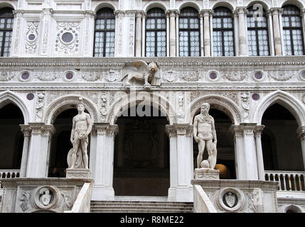 Mars und Neptun stehen an der Spitze der Riesen Treppe im Dogenpalast Stockfoto