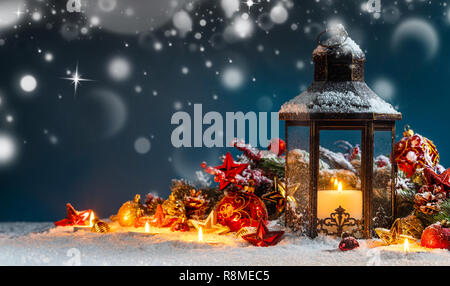 Brennende Kerzen, Laternen und Weihnachten Dekoration auf Magic bokeh Lichter Hintergrund Stockfoto