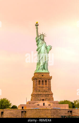 Sonne scheint auf Lady Liberty bei Sonnenuntergang Stockfoto