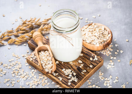 Vegan Hafermilch, Molkerei alternative Milch. Stockfoto