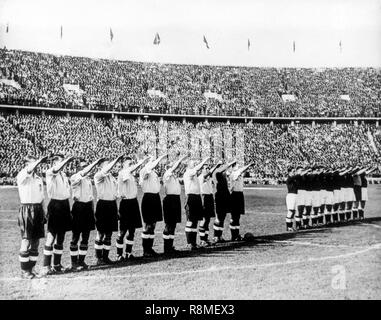 Marseille, Frankreich. Juni, 1938. Der italienische Fußball-Team der römischen Gruß vor dem Spiel. Stockfoto