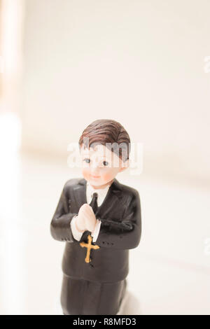 Cake Topper katholische Heilige Kommunion Zeremonie religiöse Junge zum christlichen Gott in der Kirche zu beten. Stockfoto