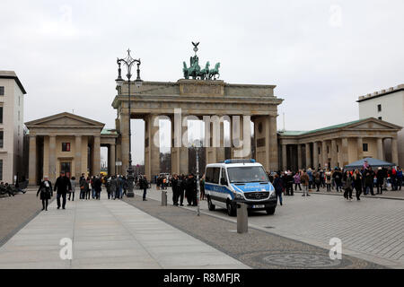 Berlin/Deutschland - vom 15. Dezember 2018: Touristen durch und rund um das Brandenburger Tor zu Fuß auf Unter den Linden in Berlin Stockfoto