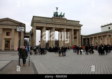 Berlin/Deutschland - vom 15. Dezember 2018: Touristen durch und rund um das Brandenburger Tor zu Fuß auf Unter den Linden in Berlin Stockfoto