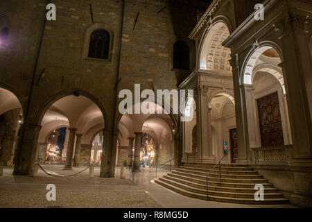 Basilika von Santa Maria Maggiore in Bergamo bei Nacht Stockfoto