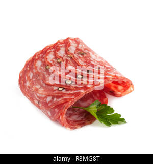 Salami in Scheiben geschnitten auf weißem Hintergrund. Horizontale Ausrichtung. Stockfoto