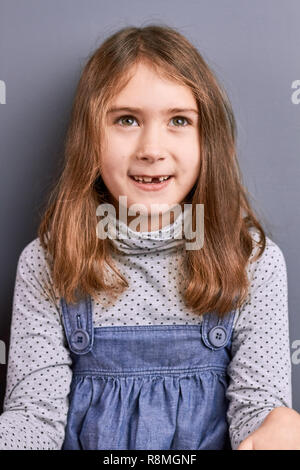 Portrait von kleinen Mädchen oben zu schauen. Stockfoto