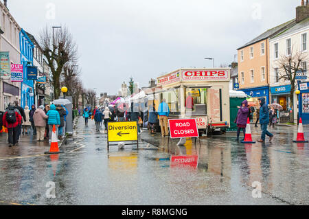 Weihnachten Street Market in Cockermouth Cumbria England UK an einem regnerischen Tag. Main Street geschlossen und Verkehr für zwei Tage umgeleitet. Stockfoto