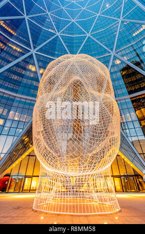 Wunderland Skulptur von Jaume Plensa vorne im Bug Turm Stockfoto