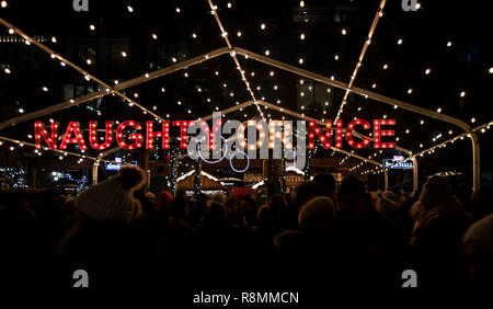 Am Abend einen Spaziergang durch die Distillery District an der Toronto Weihnachtsmarkt 2018. Stockfoto