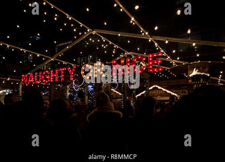 Am Abend einen Spaziergang durch die Distillery District an der Toronto Weihnachtsmarkt 2018. Stockfoto