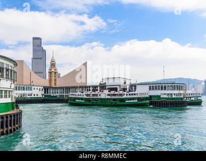 Die traditionellen grünen und weißen Star Ferry günstig im Kowloon Seite des Victoria Harbour und Hong Kong Stockfoto