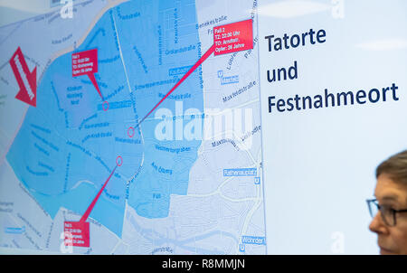 16. Dezember 2018, Bayern, Nürnberg: eine Karte des Nürnberger Stadtteil St. Johannis mit den Markierungen der Tatorte und der Ort der Verhaftung ist auf einem Bildschirm während einer Pressekonferenz auf der Festnahme der mutmaßlichen knifeman von Nürnberg gezeigt. Der Täter ist sagte, drei Frauen, die am 13. Dezember in kurzen Abständen innerhalb von etwa drei Stunden erstochen haben. Foto: Daniel Karmann/dpa Stockfoto