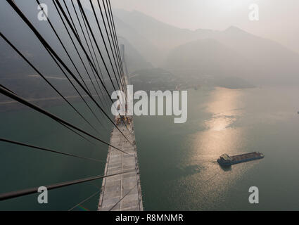 Yichang. 16 Dez, 2018. Foto am Dez. 16, 2018 zeigt die Xiangxi River Bridge in Zigui Grafschaft von Yichang City, Central Hubei Chinas Provinz übernommen. Die Schließung der Brücke mit einer 470 Meter hohen Überspannung war am Sonntag beendete. Credit: Zheng Jiayu/Xinhua/Alamy leben Nachrichten Stockfoto