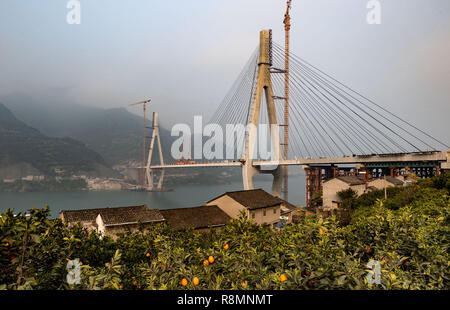 Yichang. 16 Dez, 2018. Foto am Dez. 16, 2018 zeigt die Xiangxi River Bridge in Zigui Grafschaft von Yichang City, Central Hubei Chinas Provinz übernommen. Die Schließung der Brücke mit einer 470 Meter hohen Überspannung war am Sonntag beendete. Credit: Zheng Jiayu/Xinhua/Alamy leben Nachrichten Stockfoto