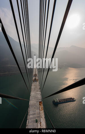 Yichang. 16 Dez, 2018. Foto am Dez. 16, 2018 zeigt die Xiangxi River Bridge in Zigui Grafschaft von Yichang City, Central Hubei Chinas Provinz übernommen. Die Schließung der Brücke mit einer 470 Meter hohen Überspannung war am Sonntag beendete. Credit: Zheng Jiayu/Xinhua/Alamy leben Nachrichten Stockfoto