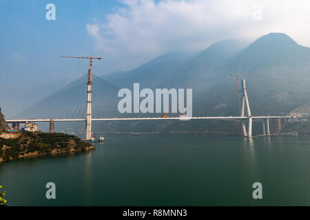 Yichang. 16 Dez, 2018. Foto am Dez. 16, 2018 zeigt die Xiangxi River Bridge in Zigui Grafschaft von Yichang City, Central Hubei Chinas Provinz übernommen. Die Schließung der Brücke mit einer 470 Meter hohen Überspannung war am Sonntag beendete. Credit: Zheng Jiayu/Xinhua/Alamy leben Nachrichten Stockfoto