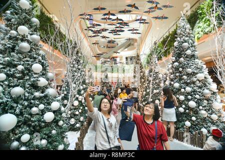 Kaula Lumpur, Malaysia. 16 Dez, 2018. Menschen posieren für Fotos mit Weihnachtsschmuck an einem Einkaufszentrum in Kuala Lumpur, Malaysia, am 16. Dezember, 2018. Credit: Chong Voon Chung/Xinhua/Alamy leben Nachrichten Stockfoto